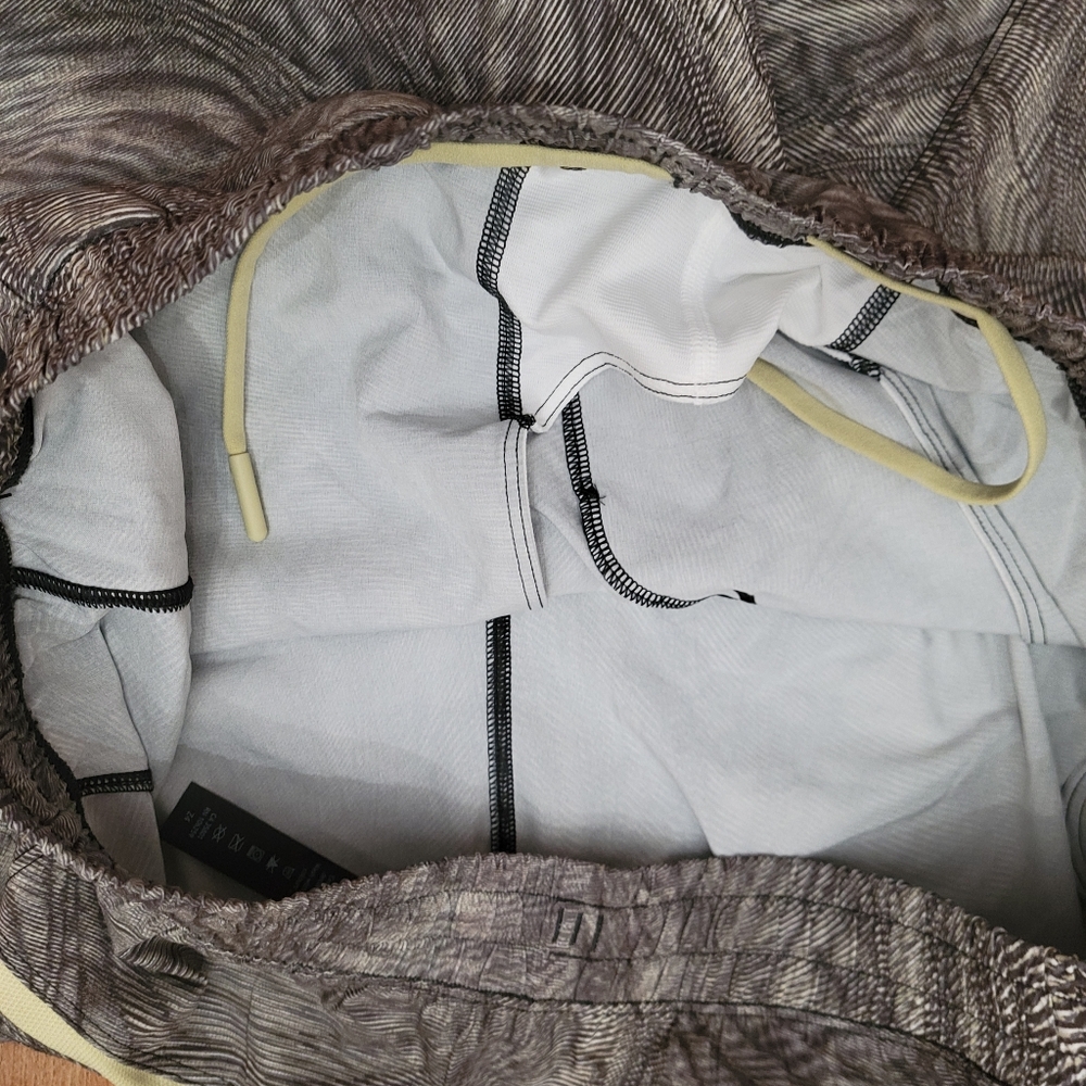 NEW Lululemon PACE Gray Patterned Shorts - Picture 3 of 4